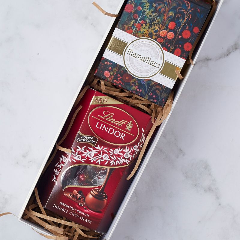 Beautifully packaged gift set with MamaMacs shortbread and Lindt Lindor double chocolate, perfect for a sweet treat.